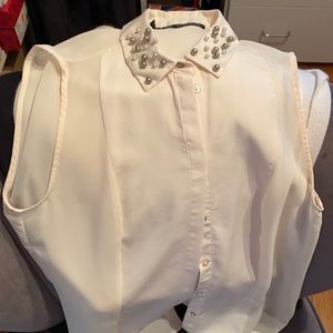 Sleeveless blouse with pearl collar